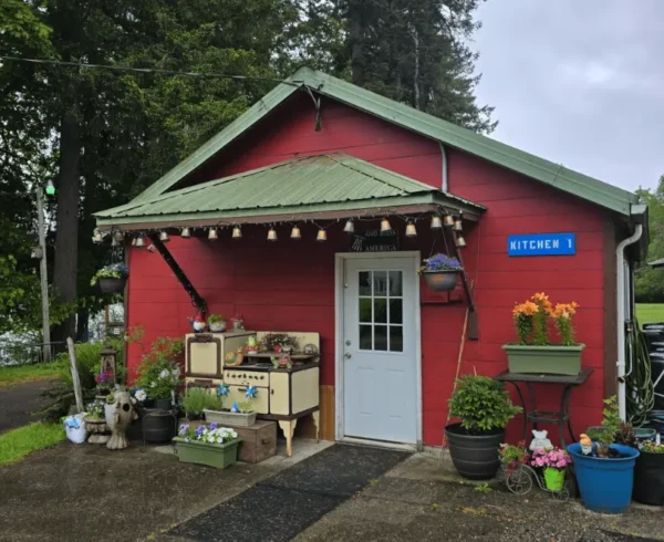 Red cabin (Kitchen 1) building near park entrance