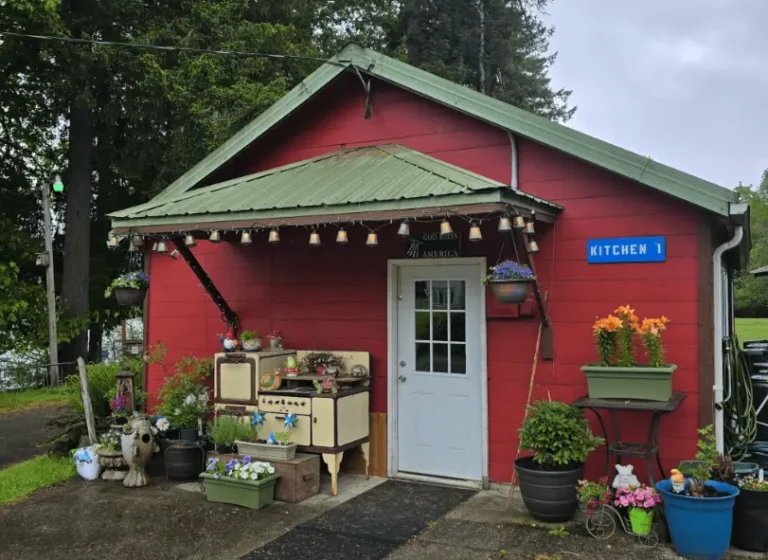 Red cabin (Kitchen 1) building near park entrance